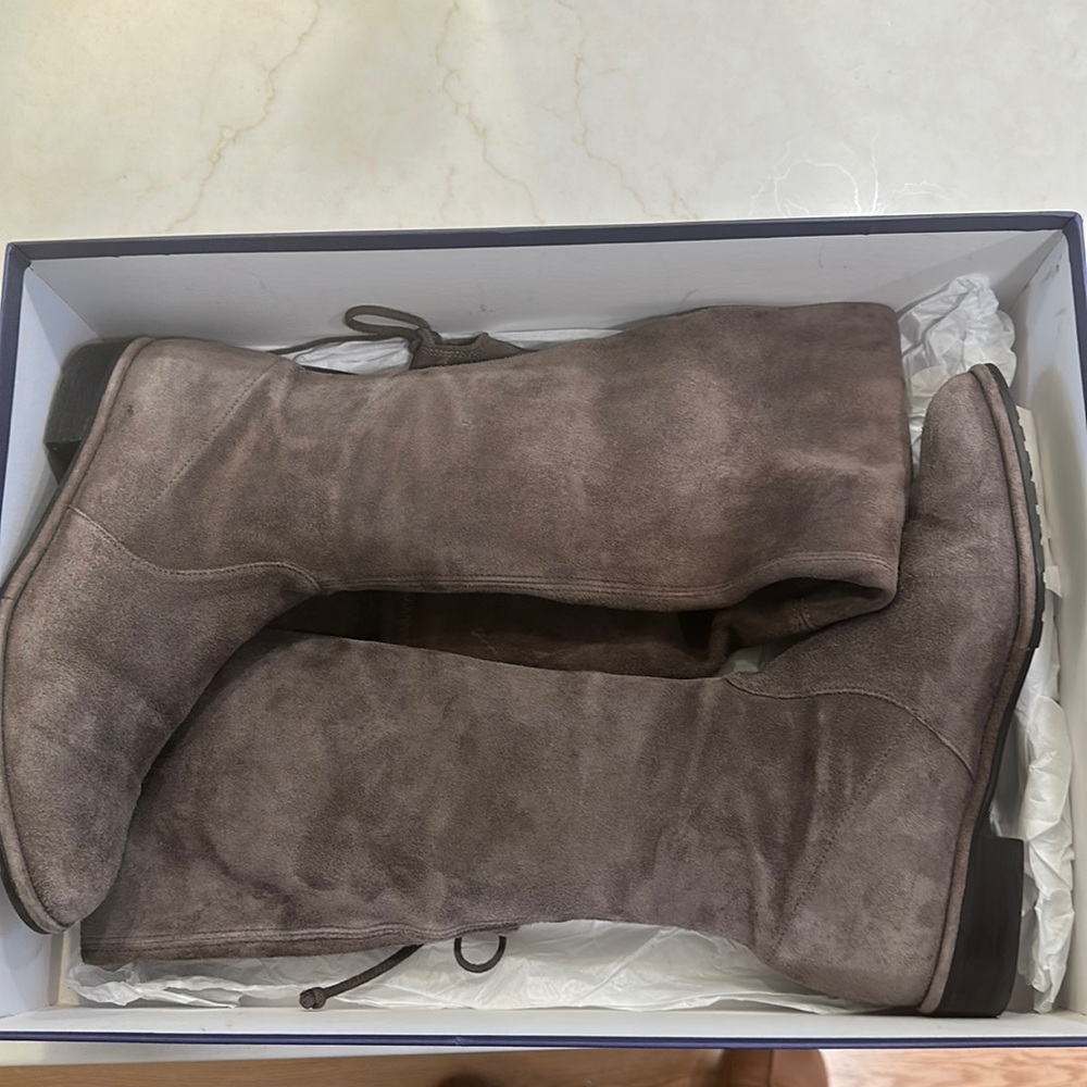 Stuart Weitzman LowLand Londra Suede ankle boot. Size 7M